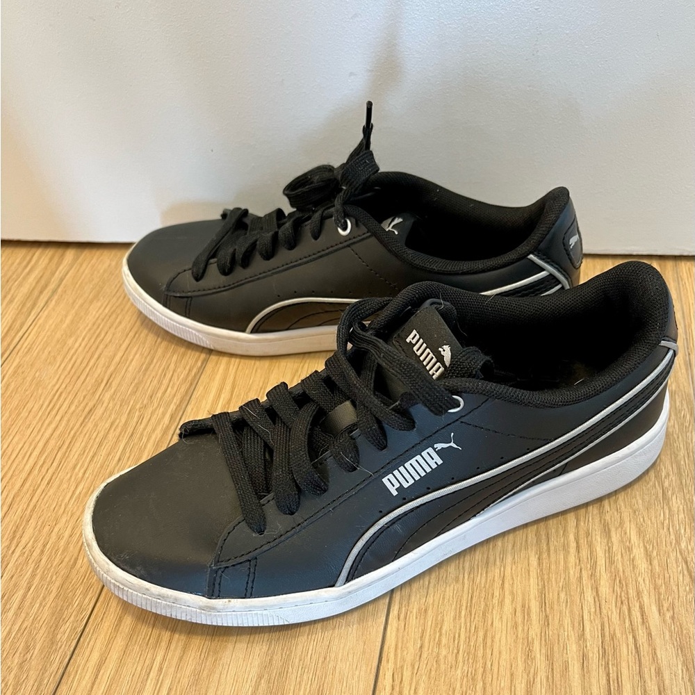 EUC! PUMA Women’s Sneakers Sz 7 color black